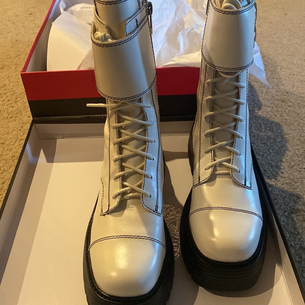 Beautiful oyster white ankle boots, in synthetic leather, number 8